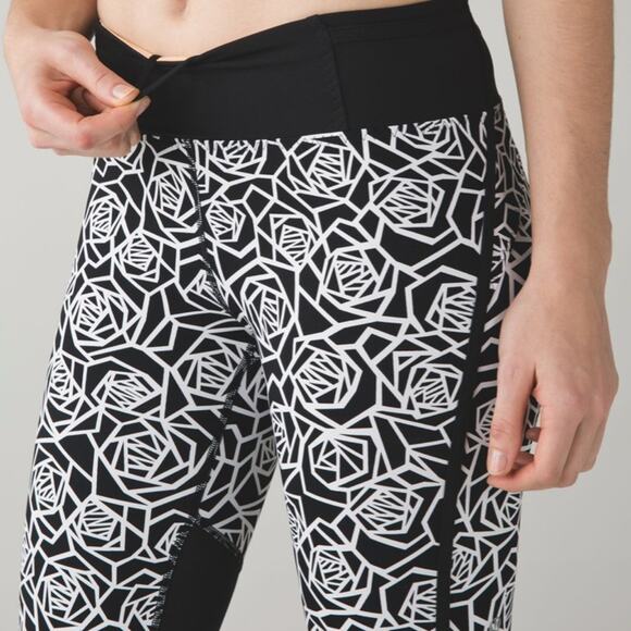 Lululemon Real Quick Crop Leggings Posey Black White Rose SZ 6 - Picture 5 of 12